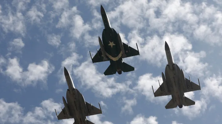 Pakistan downs five Indian warplanes, takes Indian soldiers prisoner — Defence Minister
